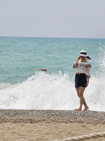 eine junge Frau am Meer