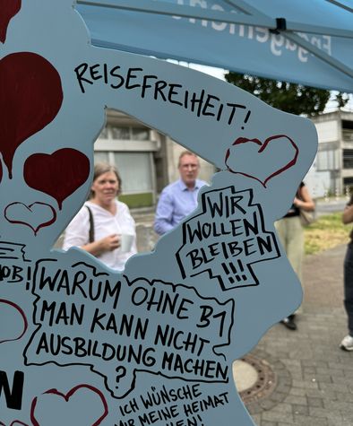 Eine Holzfigur mit Sorgen und Wünschen bemalt 