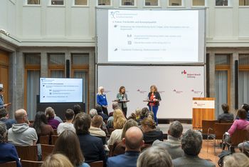 Claudia Seibold (BAG EJSA), Julia Schad-Heim (In Via) und Angelika Iser (Hochschule München)
