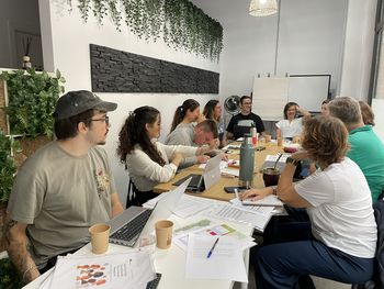 Menschen an langer Tafel