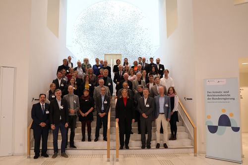 Bundesarbeitsministerin Bärbel Bas mit Beratergremium zumArmuts-Reichtums-Bericht der Bundesregierung Bundesarbeitsministerin Bärbel Bas mit Beratergremium zumArmuts-Reichtums-Bericht der Bundesregierung