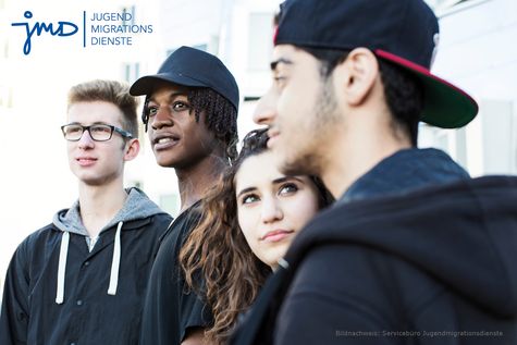 Vier junge Menschen von der Seite fotografiert