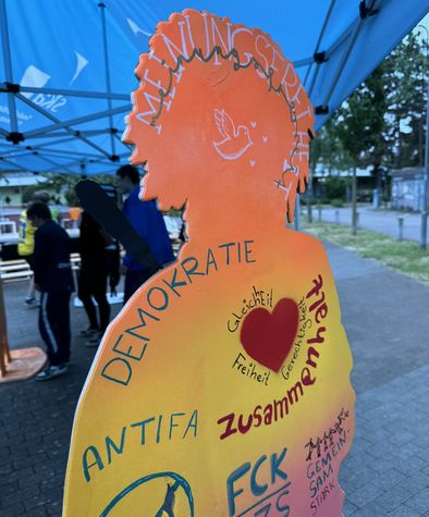 Eine Holzfigur mit Sorgen und Wünschen bemalt 