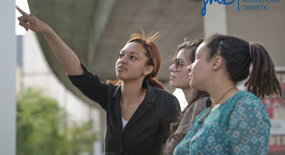 junge Frauen schauen suchend