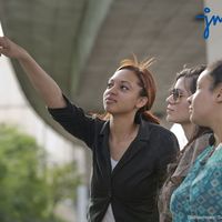 3 junge Frauen schauen in eine Richtung