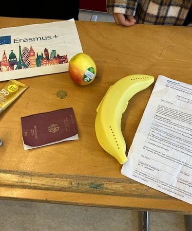 Zettel und Banane auf Tisch
