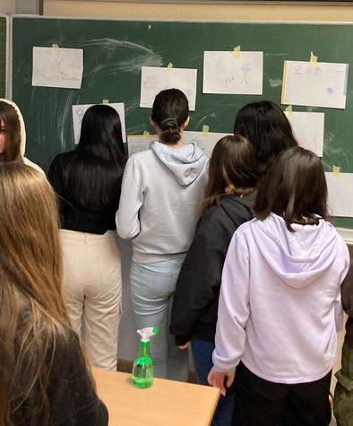 Klassenzimmer und Schülergruppe