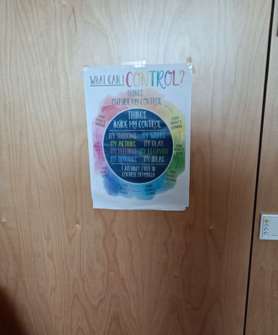 ein Wandplakat mit vielen Farben