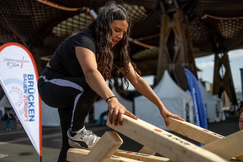 Eine junge Frau steigt auf eine Brücke