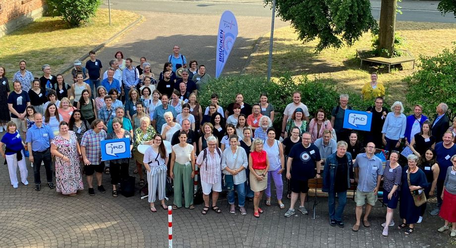 Gruppenfoto der Tagungsteilnehmer*innen
