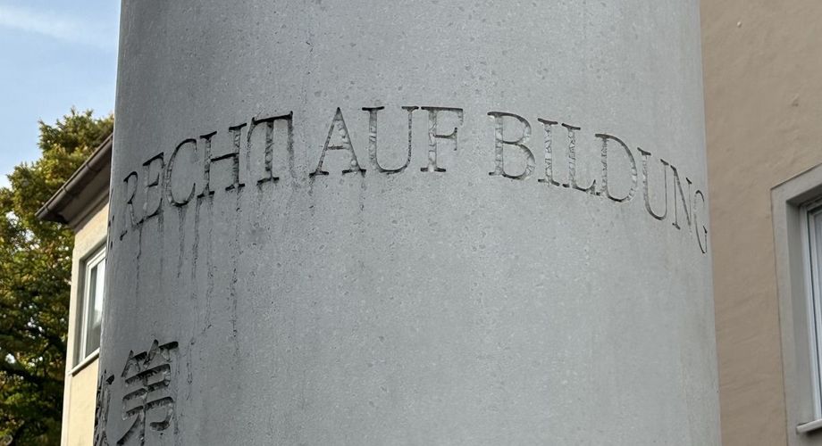 Säule auf der Straße der Menschenrechte "Recht auf Bildung"