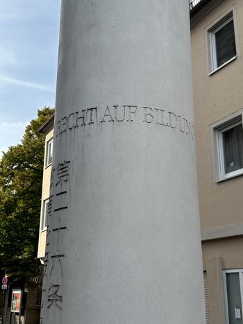 Säule in der Straße der Menschenrechte: RECHT auf BILDUNG