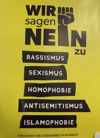 Plakat: Wir sagen Nein zu Rassismus, Sexismus, Homophobie, Antisemititmus Islamophobie