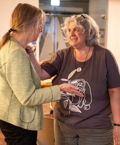 zwie Frauen umarmen sich