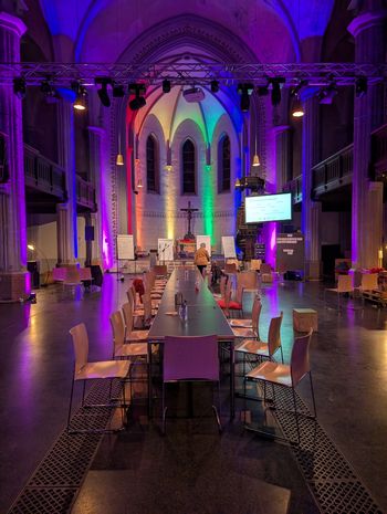 ein langer Tisch mitten in der Kirche