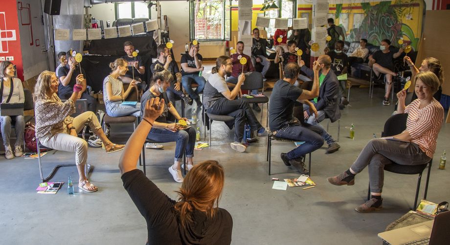 viele Menschen in einem Raum