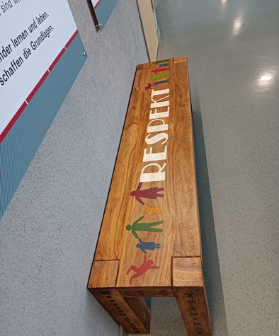 Holzschild mit Respekt Schriftzug