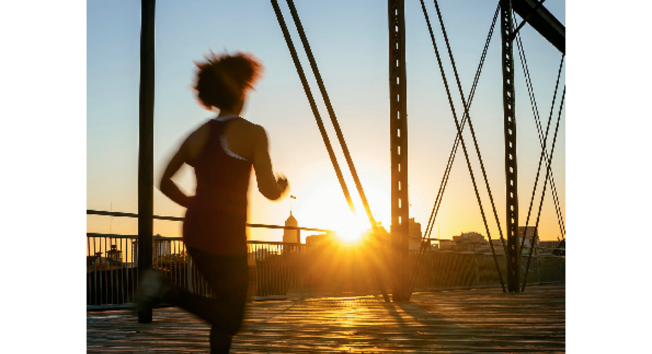 Mensch auf einer Brücke vor Sonnenuntergang