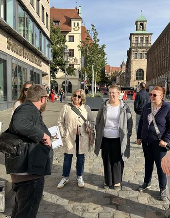 Die Gruppe beim Stadtrundgang in Nürnberg