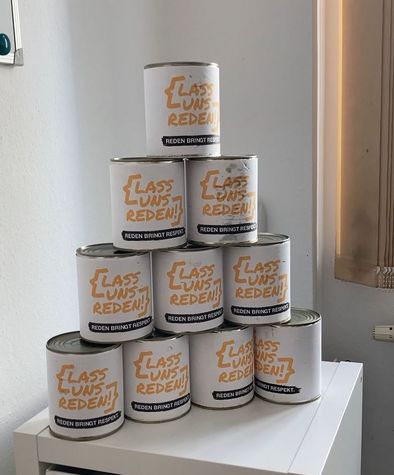 Dosenstapel Lass uns reden
