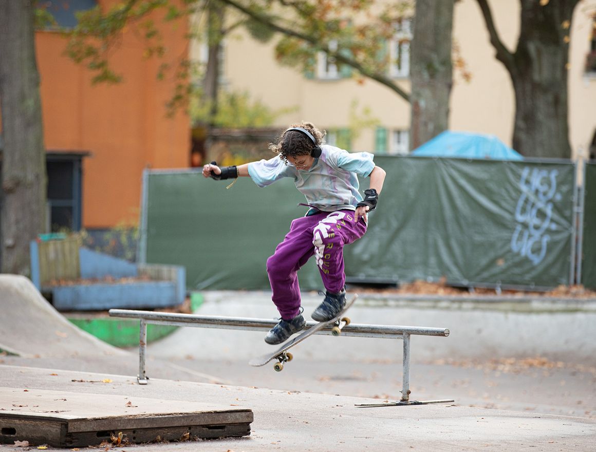Mädchen auf einem Skateboard