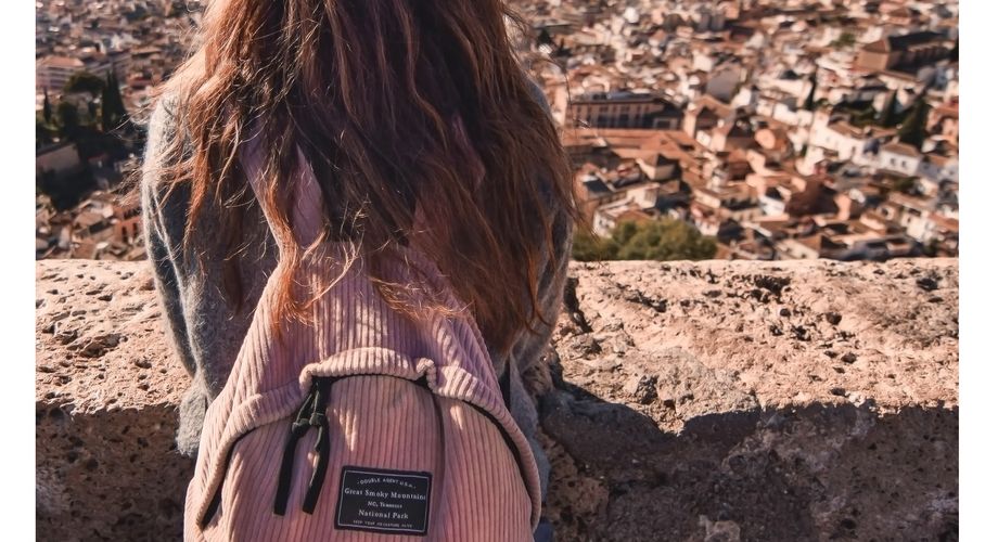 Mädchen mit Rucksack von hinten