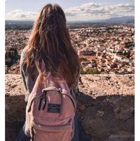 Mädchen mit Rucksack von hinten