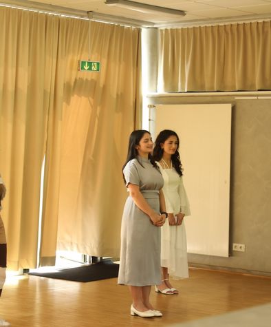 drei junge Frauen führen einen Theaterimpuls auf. 