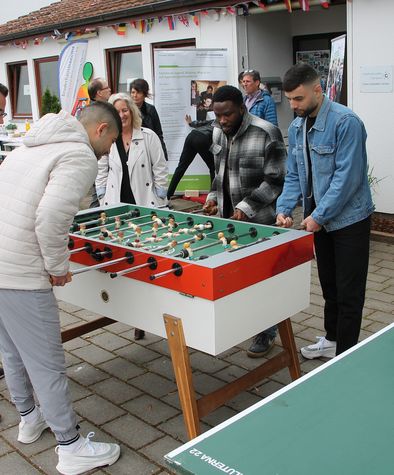 junge Menschen spielen Kicker.
