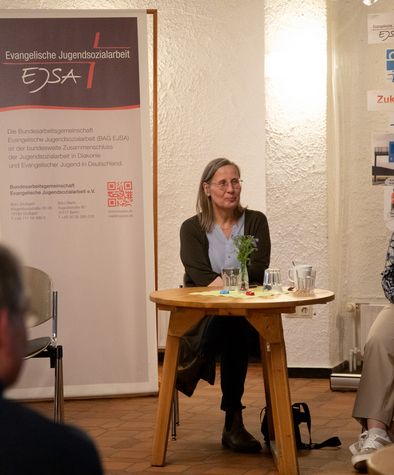 Frau hört zu