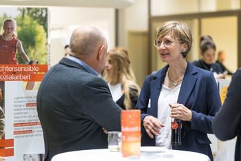 Menschen in der Ausstellung