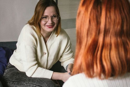 Junge Frau in einer Beratung