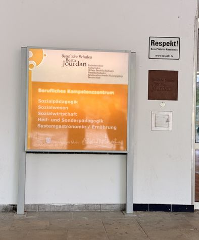 Schild der Beruflichen Schulen Betra Jordan