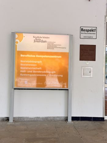 Schild der Beruflichen Schulen Betra Jordan