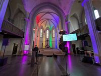 Kirche in bunter Beleuchtung