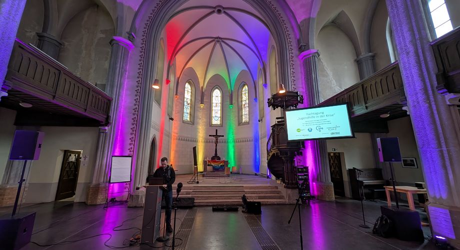 Kirche mit buntem Licht