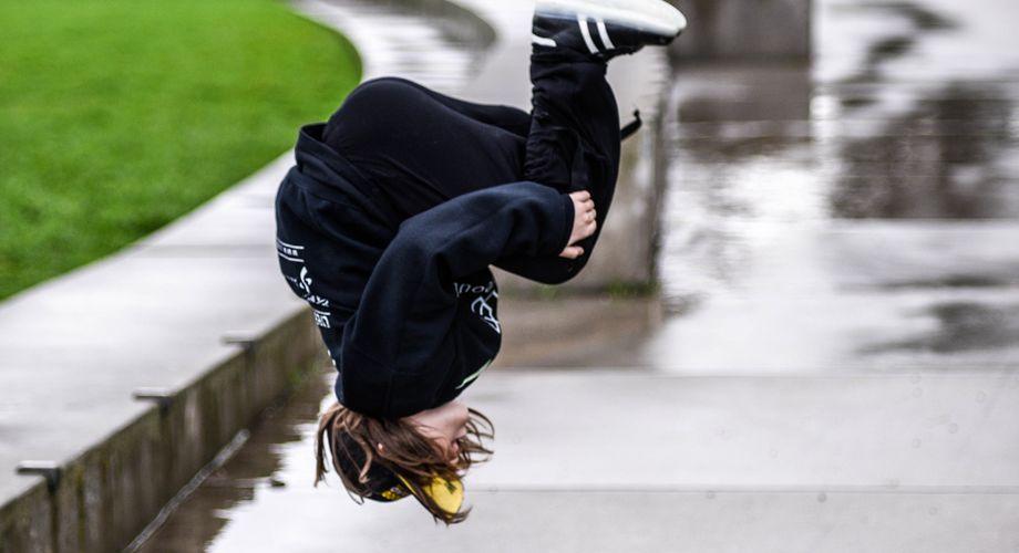 junge springt