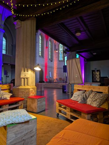 Eine Sofaecke in der Jugendkirche