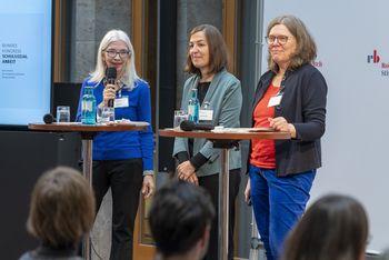 Claudia Seibold (BAG EJSA), Julia Schad-Heim (In Via) und Angelika Iser (Hochschule München)