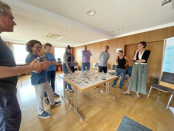 Menschen im Gruppenraum