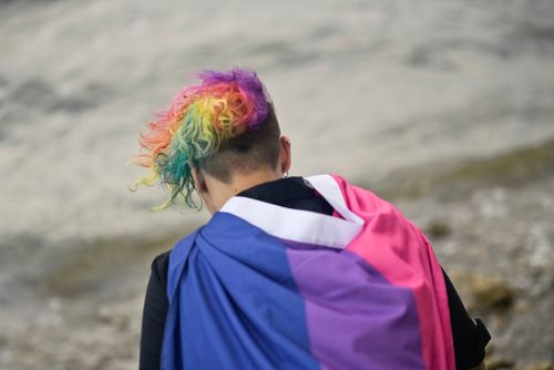 junge Frau mit Fahne