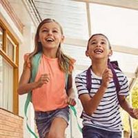 Kinder mit Schulranzen