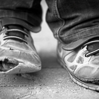 alte Turnschuhe mit Loch