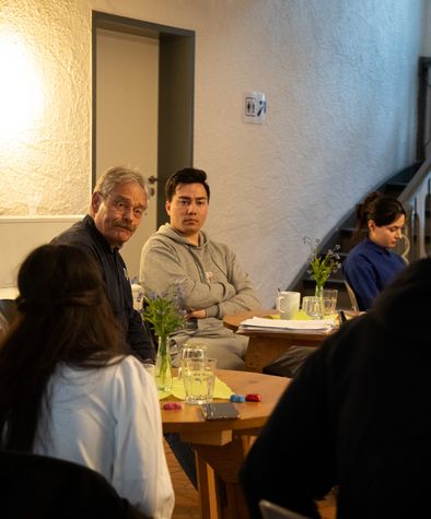Menschen hören zu