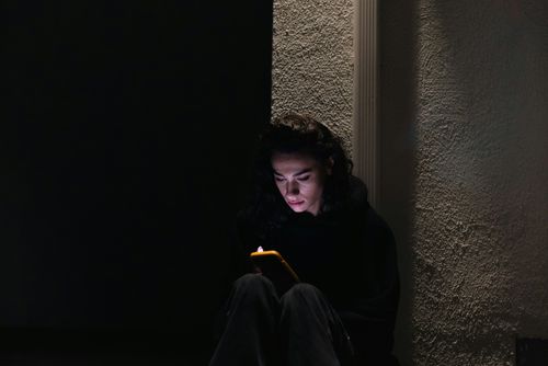 Mädchen im dunklen am Handy