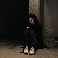 Mädchen im Dunklen am Handy