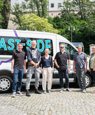 Das Team der offenen Kinder und Jugendarbeit vorm streetwork Bus