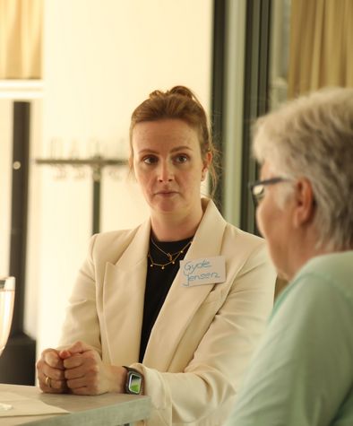 Gyde Jensen im Gespräch bei der Jubiläumsveranstaltung