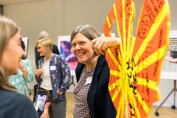 Menschen in der Ausstellung