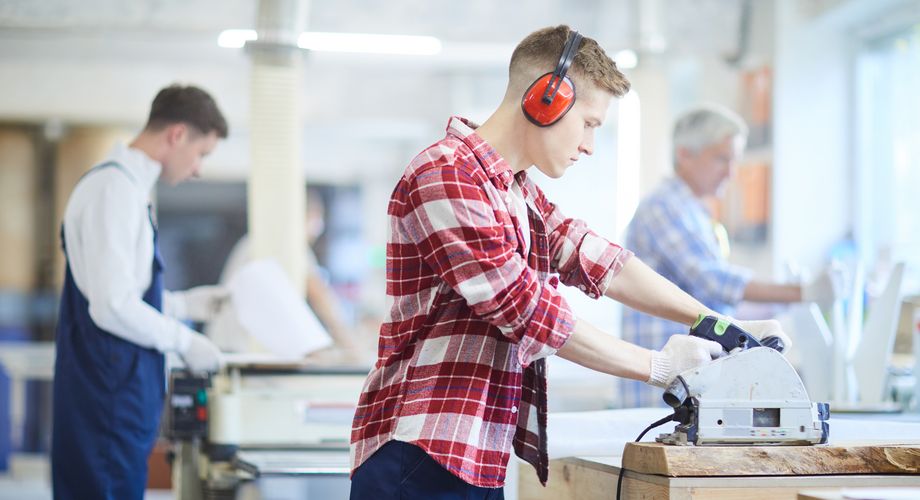 junger Mann Werkstatt